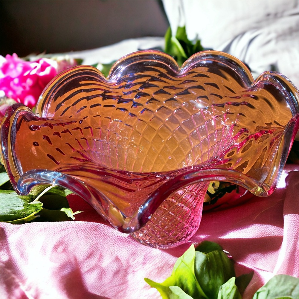 Gorgeous vintage glass diamond basket weave basket / vase / bowl with scalloped - Picture 13 of 13